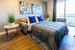1 habitación, escritorio, tabla de planchar con plancha y cuna de viaje 