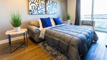 Työpöytä, silitysrauta/-lauta, vauvan matkasänky, Wi-Fi