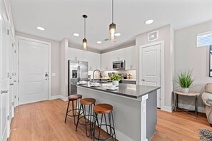 Refrigerador, microondas, horno y parrilla de estufa