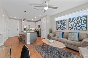 TV, stereo - Luxury King 1BD | Pool+Gym+Parking+Stockyards (Fort Worth)