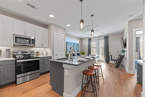 Luxury King 1BD | Pool+Gym+Parking+Stockyards