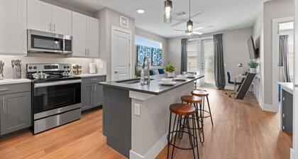 Luxury King 1BD | Pool+Gym+Parking+Stockyards