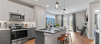 Luxury King 1BD | Pool+Gym+Parking+Stockyards