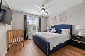 1 chambre, bureau, fer et planche à repasser, lit parapluie