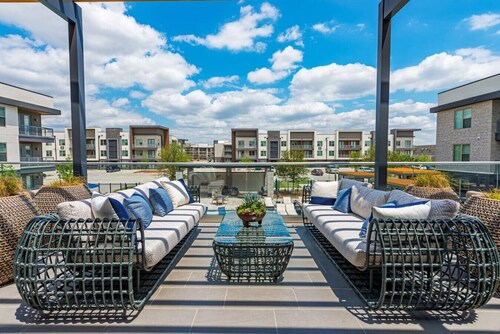 Luxury King 1bd Pool + Gym + Parking + Stockyards