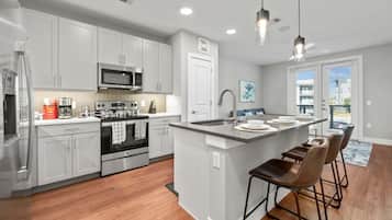 Een koelkast, een microgolfoven, een oven, een kookplaat