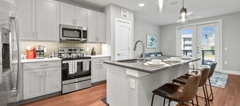 Luxury King 1bd Pool + Gym + Parking + Stockyards