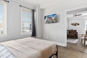 1 chambre, bureau, fer et planche à repasser, lit de bébé portatif