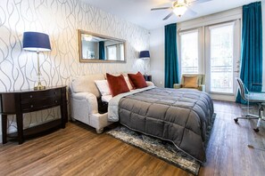 1 chambre, bureau, fer et planche à repasser, lit parapluie