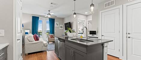 Een koelkast, een microgolfoven, een oven, een kookplaat