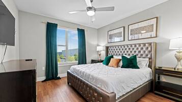 1 slaapkamer, een bureau, een strijkplank/strijkijzer, reisbedje