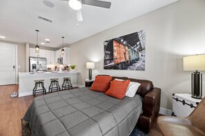 1 habitación, escritorio, tabla de planchar con plancha y cuna de viaje 