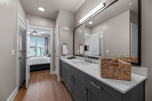Hair dryer - Lavish King Bed | Pool+Gym+Stockyards+Free Parking (Fort Worth)