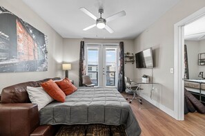 1 bedroom, desk, iron/ironing board, travel cot - Lavish King Bed | Pool+Gym+Stockyards+Free Parking (Fort Worth)