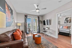 1 habitación, escritorio, tabla de planchar con plancha y cuna de viaje