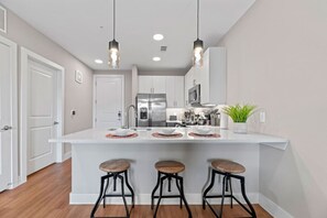 Kylskåp, mikrovågsugn, ugn och spishäll