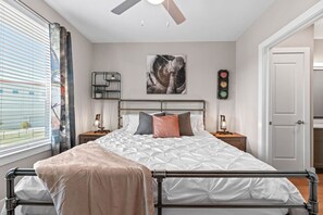 1 habitación, escritorio, tabla de planchar con plancha y cuna de viaje 