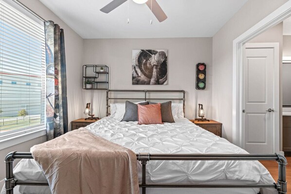 1 bedroom, desk, iron/ironing board, travel cot - Lavish King Bed | Pool+Gym+Stockyards+Free Parking (Fort Worth)