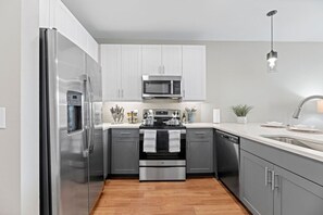 Refrigerador, microondas, horno y parrilla de estufa