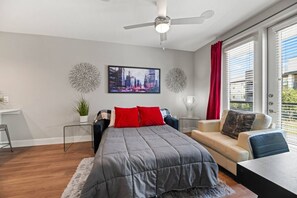 1 Schlafzimmer, Schreibtisch, Bügeleisen/Bügelbrett, Reisekinderbett