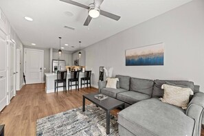 TV, stereo, computer monitors - Spacious 1bed w/Pool+Gym+Free Parking+Stockyards (Fort Worth)