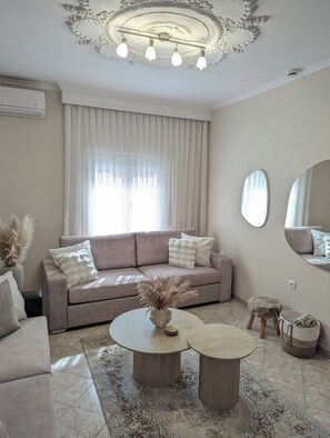 Smart TV - Charming 1-bedroom cottage with WiFi, AC in fabulous Thessaloniki (Thessaloniki)