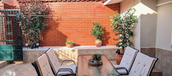 Charming 1-bedroom cottage with WiFi, AC in fabulous Thessaloniki