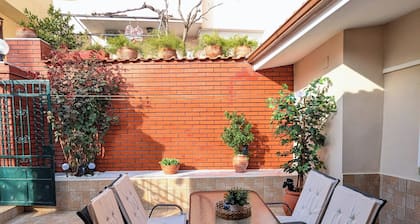 Charming 1-bedroom cottage with WiFi, AC in fabulous Thessaloniki
