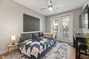 2 habitaciones, escritorio y tabla de planchar con plancha 