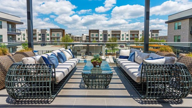 A rooftop patio with two sofas, a coffee table, and wicker chairs. - Sleeps 10 w/King Bed+Gym+Free Parking+Stockyards (Fort Worth)