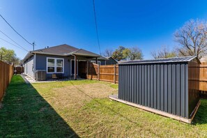 Exterior - Sleeps 10+KingBed+Backyard+Stockyards+Free Parking (Fort Worth)