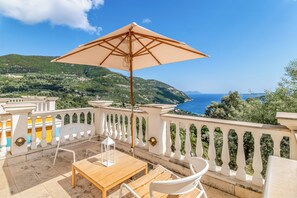 Property grounds - Luxurious private Kronos Estate 44.000 m2, 5 star, spectacular sea view! (Ellomeno)