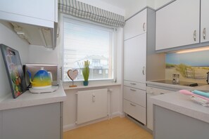 Kjøleskap, mikrobølgeovn, kaffetrakter/tekoker og brødrister