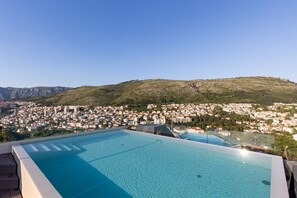 Piscina all'aperto, una piscina riscaldata
