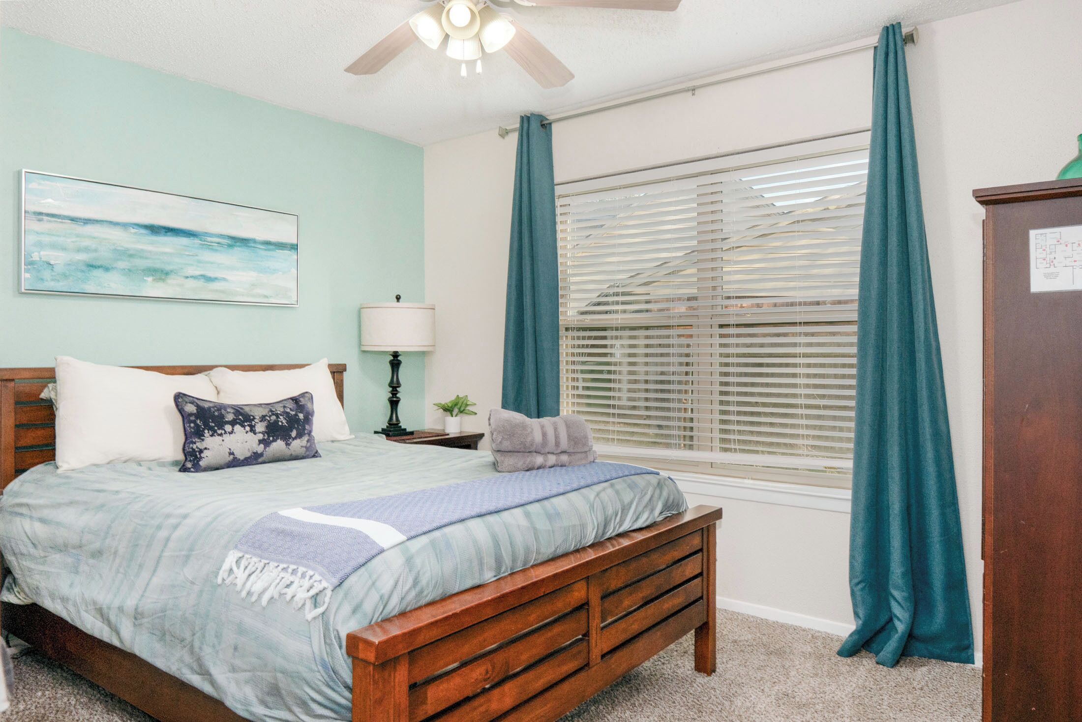 4 habitaciones, tabla de planchar con plancha, wifi y ropa de cama 