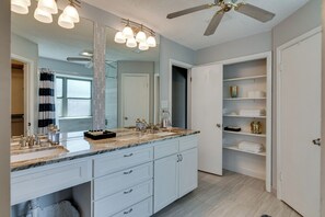 Secador de cabelo, toalhas de banho, sabonete, papel higiênico