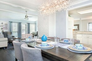 Dining -  Green Belt cul-de-sac with hiking trail in the heart of the city. 5 Miles -DFW (Bedford)