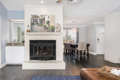  Green Belt cul-de-sac with hiking trail in the heart of the city. 5 Miles -DFW