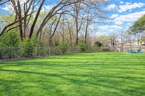 Property grounds -  Green Belt cul-de-sac with hiking trail in the heart of the city. 5 Miles -DFW (Bedford)