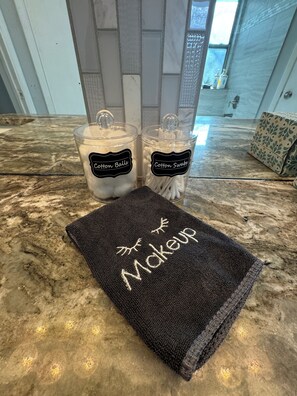 Secador de cabelo, toalhas de banho, sabonete, papel higiênico