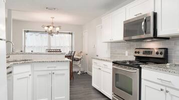 Microonde, forno, piano cottura, lavastoviglie