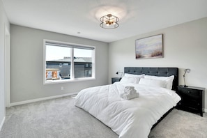 4 bedrooms, desk, iron/ironing board, free WiFi - Stylish 4BR/5BD/2.5BT/AC/Remote Work Setup/Indoor Games & Lake Access (Calgary)