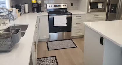 New Stylish 4BR/5BD/2.5BT/AC/Work From Home Setup/Indoor Games & Lake Access