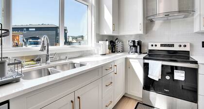 New Stylish 4BR/5BD/2.5BT/AC/Remote Work Setup/Indoor Games & Lake Access