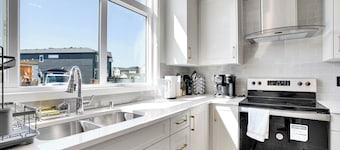 New Stylish 4BR/5BD/2.5BT/AC/Remote Work Setup/Indoor Games & Lake Access