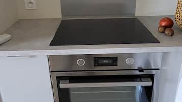 Réfrigérateur, micro-ondes, four, cafetière/bouilloire