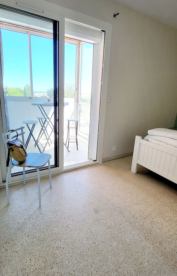 1 chambre, fer et planche à repasser