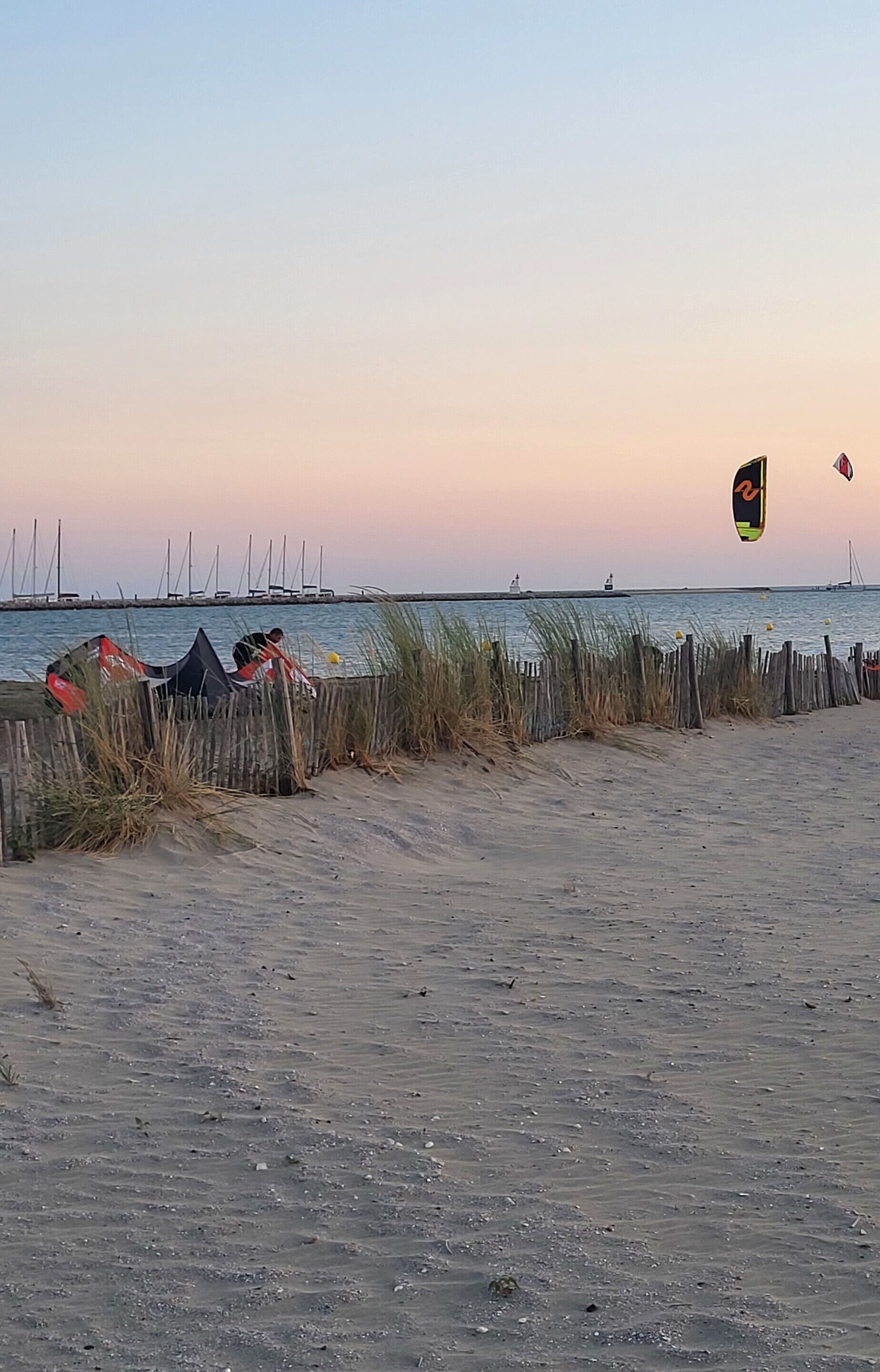 På stranden