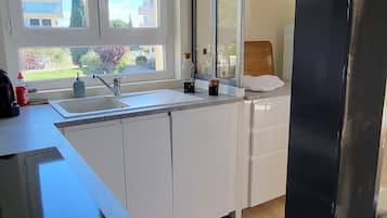 Kühlschrank, Ofen, Wasserkocher mit Kaffee-/Teezubehör, Toaster