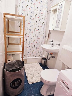 Douche, sèche-cheveux, serviettes fournies, savon